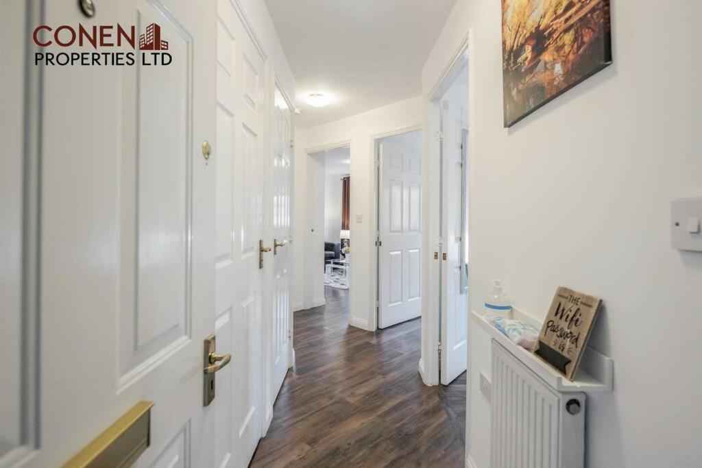 ウェスト・サロックにあるCONEN Chafford Three Apartmentの白壁と木製の床の廊下