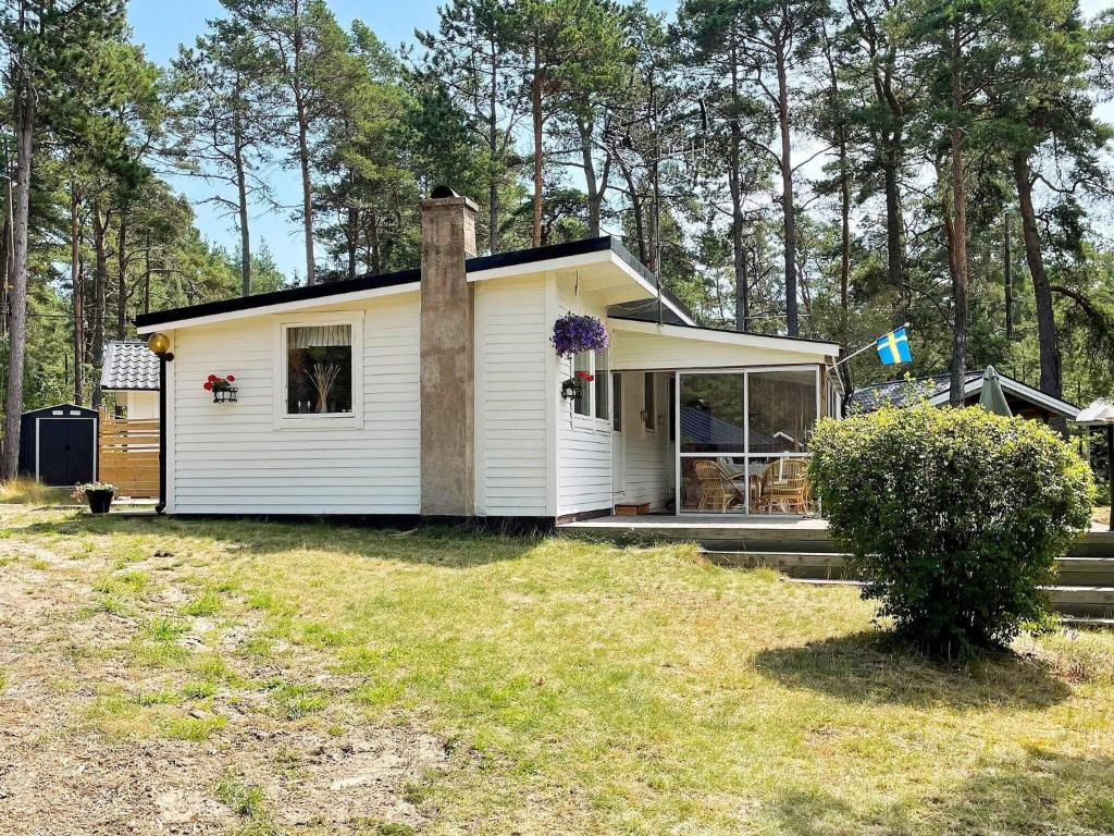Yngsjöにある8 person holiday home in YNGSJÖ, SVERIGE-By Traumの小さな白い家