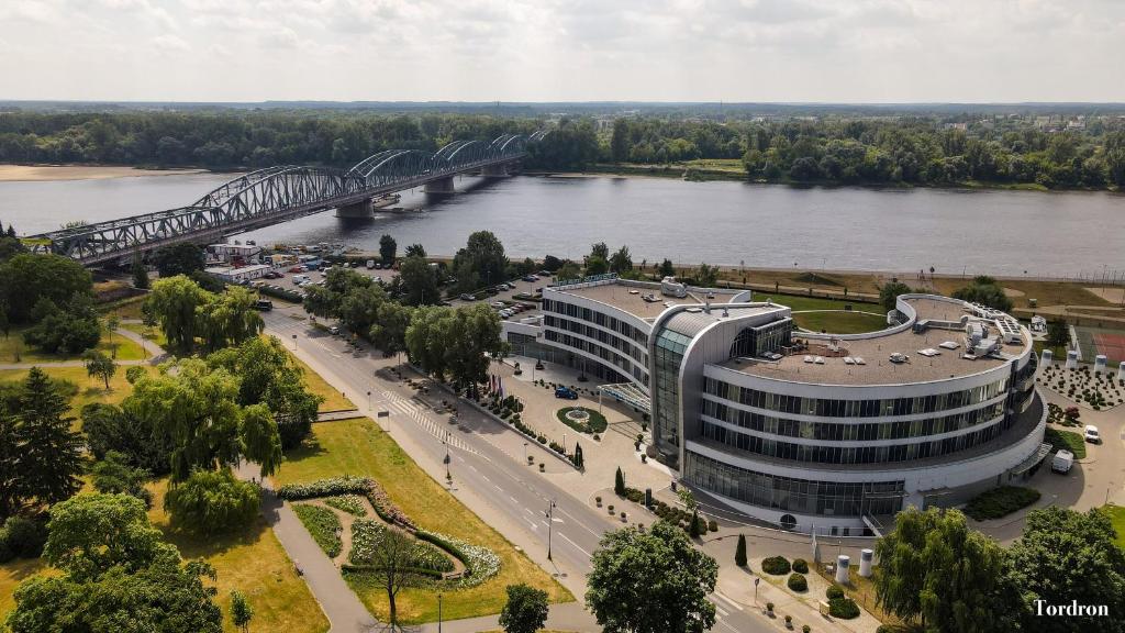 Výhled na řeku, která protéká v blízkosti hotelu