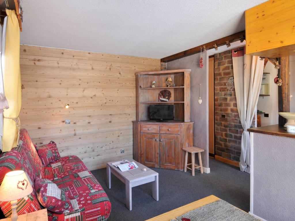 un salon avec un canapé et une télévision dans l'établissement Appartement cosy avec accès pistes, casier à skis et parking souterrain - FR-1-181-2036, à La Plagne Tarentaise