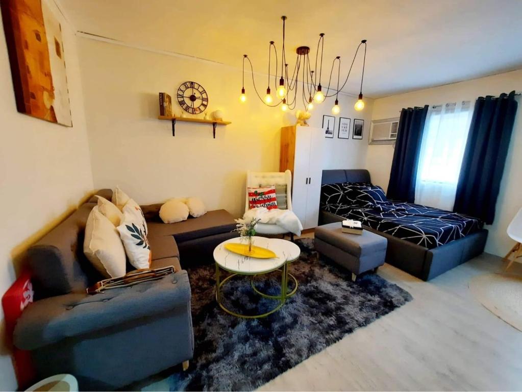 Posezení v ubytování Amaia Steps Nuvali fully furnished unit with swimming pool view near Carmelray Pitland