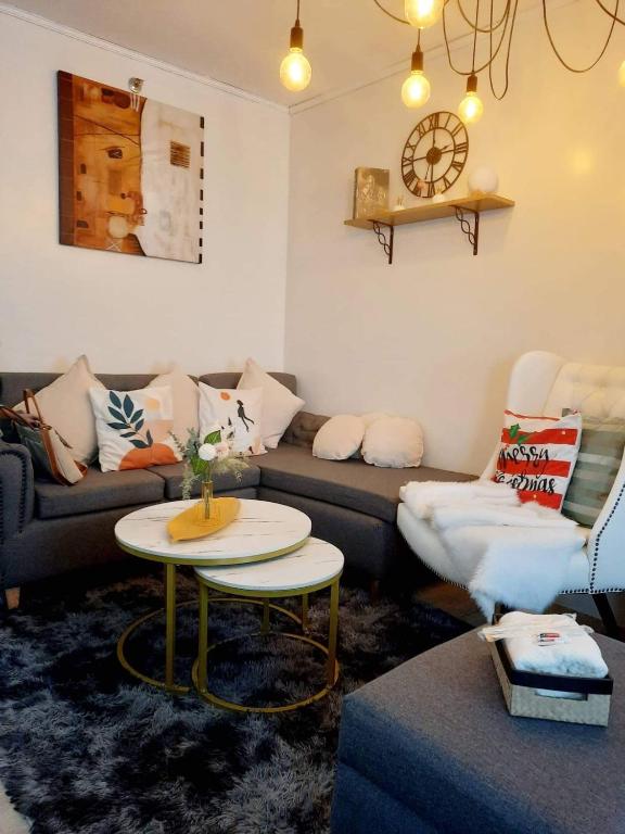 Posezení v ubytování Amaia Steps Nuvali fully furnished unit with swimming pool view near Carmelray Pitland