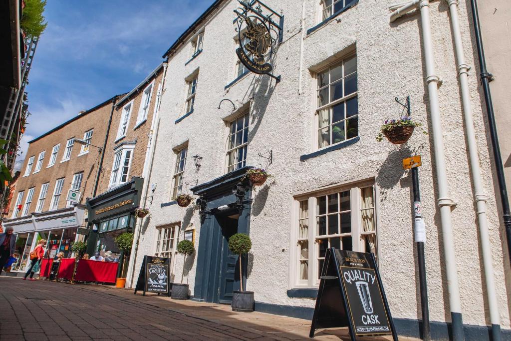 リッチモンドにあるBlack Lion Hotel Richmond North Yorkshireの通路側の建物