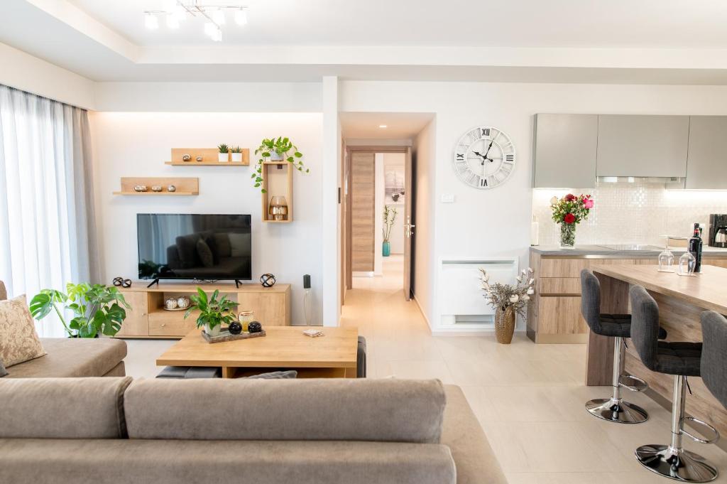 uma sala de estar com um sofá e uma mesa em Lilium Apartment em Cidade de Kos