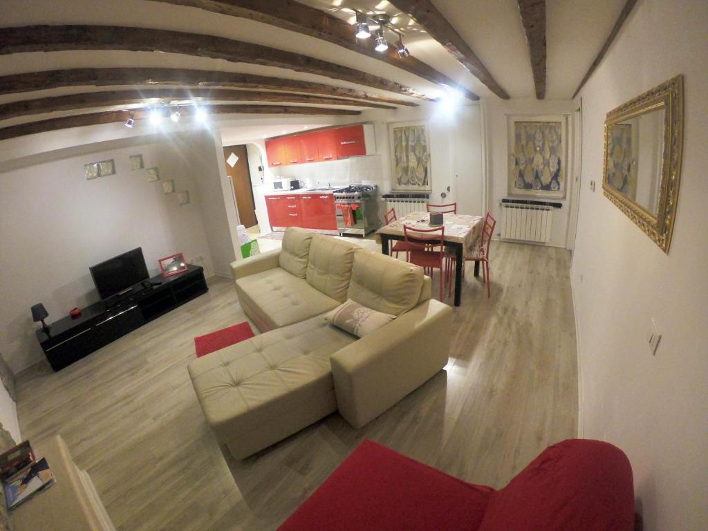 sala de estar con sofá y mesa en Casa Vacanze Rubino, en Trieste