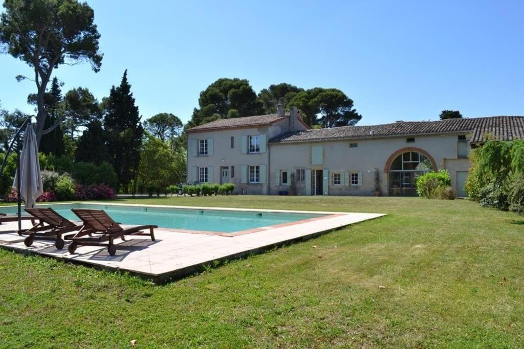 Airoux的住宿－5 Bedroom Villa, La Bastide d'Anjou, Occitanie，庭院中带游泳池的房子