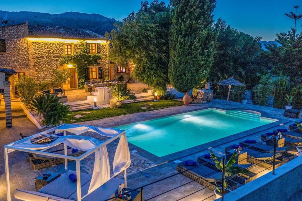 una piscina en un patio con sillas y una casa en Pollensa - 35268 Mallorca en Pollensa