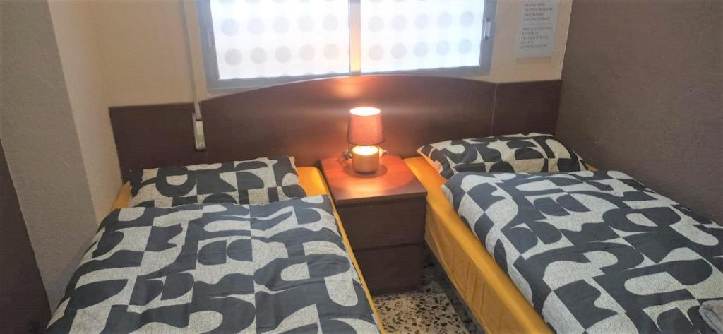 A bed or beds in a room at Fantastic Location - Ground Floor Apartment in walking distance to the beach