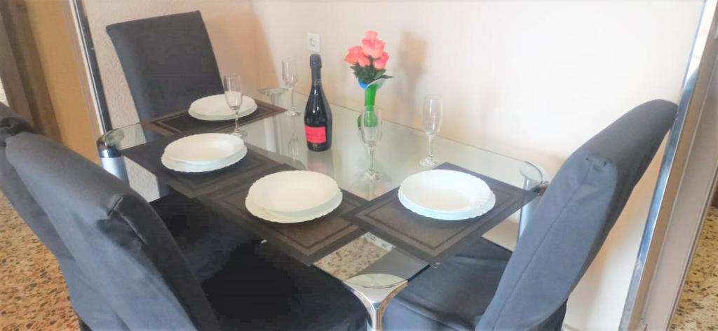 A seating area at Fantastic Location - Ground Floor Apartment in walking distance to the beach