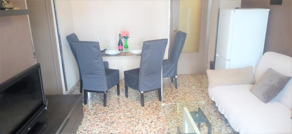 A seating area at Fantastic Location - Ground Floor Apartment in walking distance to the beach