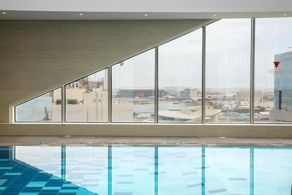 Bazén v ubytování Jouri a Murwab hotel Doha nebo v jeho okolí