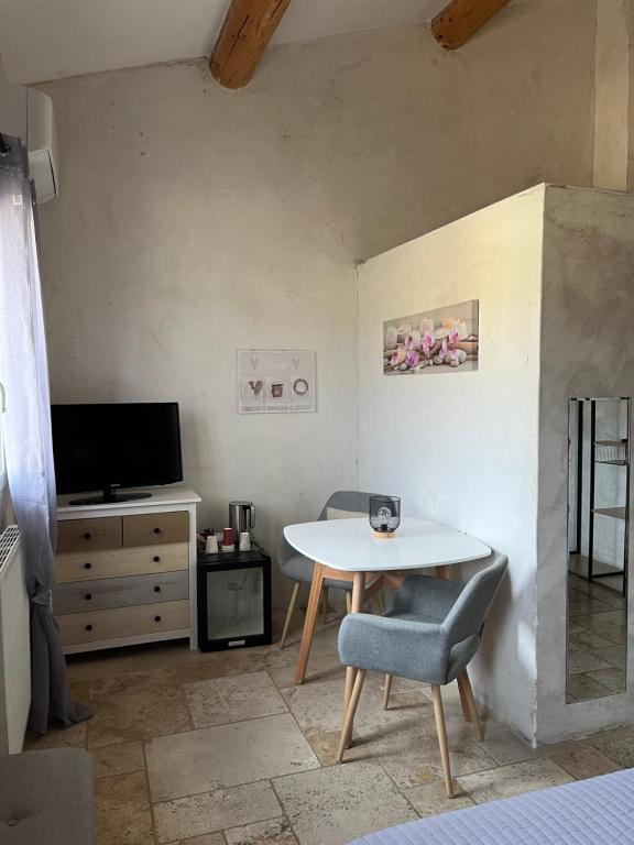 TV a/nebo společenská místnost v ubytování Maison d'hôtes Bastide St Victor à 2,5 kilomètres de Lourmarin