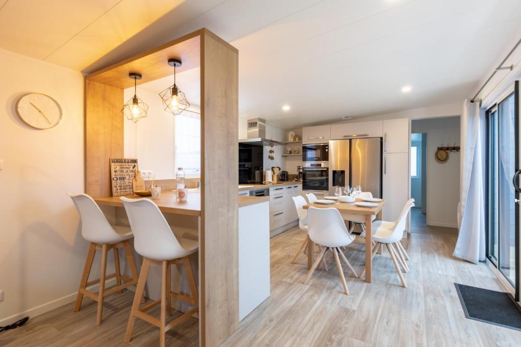 Kuchyňa alebo kuchynka v ubytovaní Chalet pour 6 - Domaine avec piscine chauffée