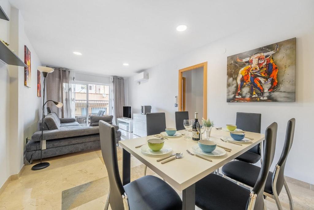 jadalnia i salon ze stołem i krzesłami w obiekcie Apartament Claro w mieście Torrevieja