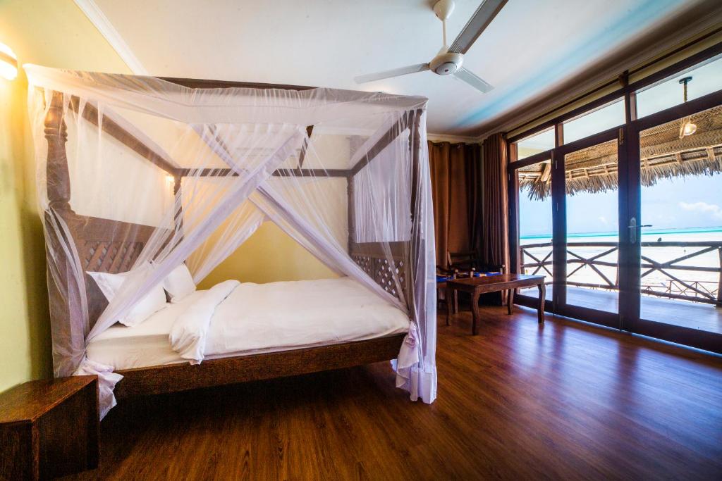 Postel nebo postele na pokoji v ubytování Mahi Mahi Beach Hotel