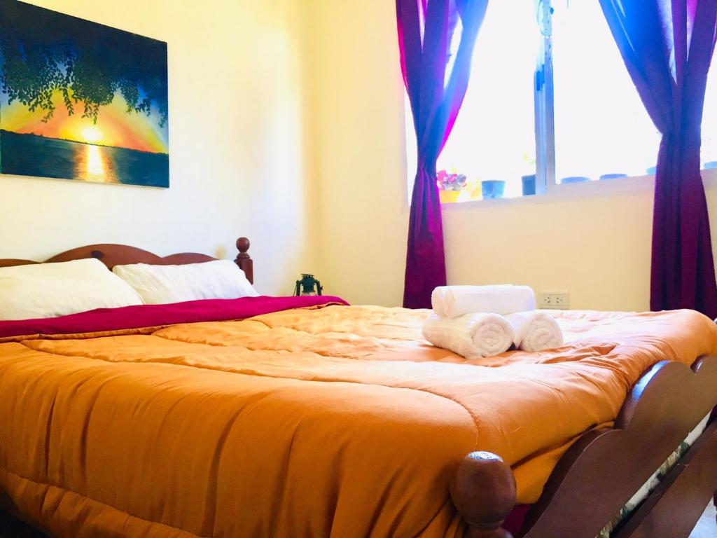 1 dormitorio con 1 cama con toallas en Casa de Marga en Tandil