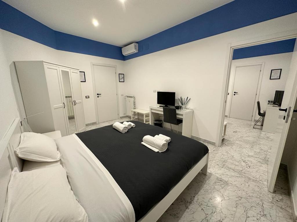 Łóżko lub łóżka w pokoju w obiekcie B&B Una notte a Mazzini
