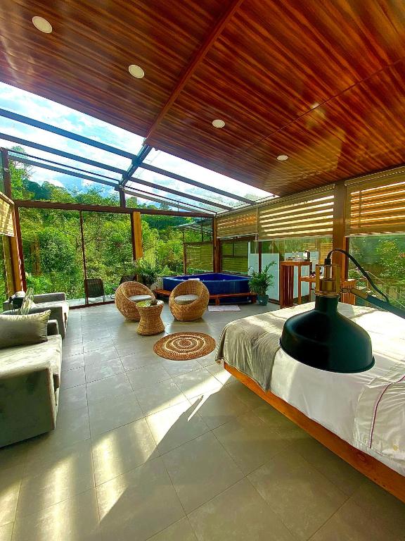 Posezení v ubytování Coffee Lodge Cristal Glamping & Spa
