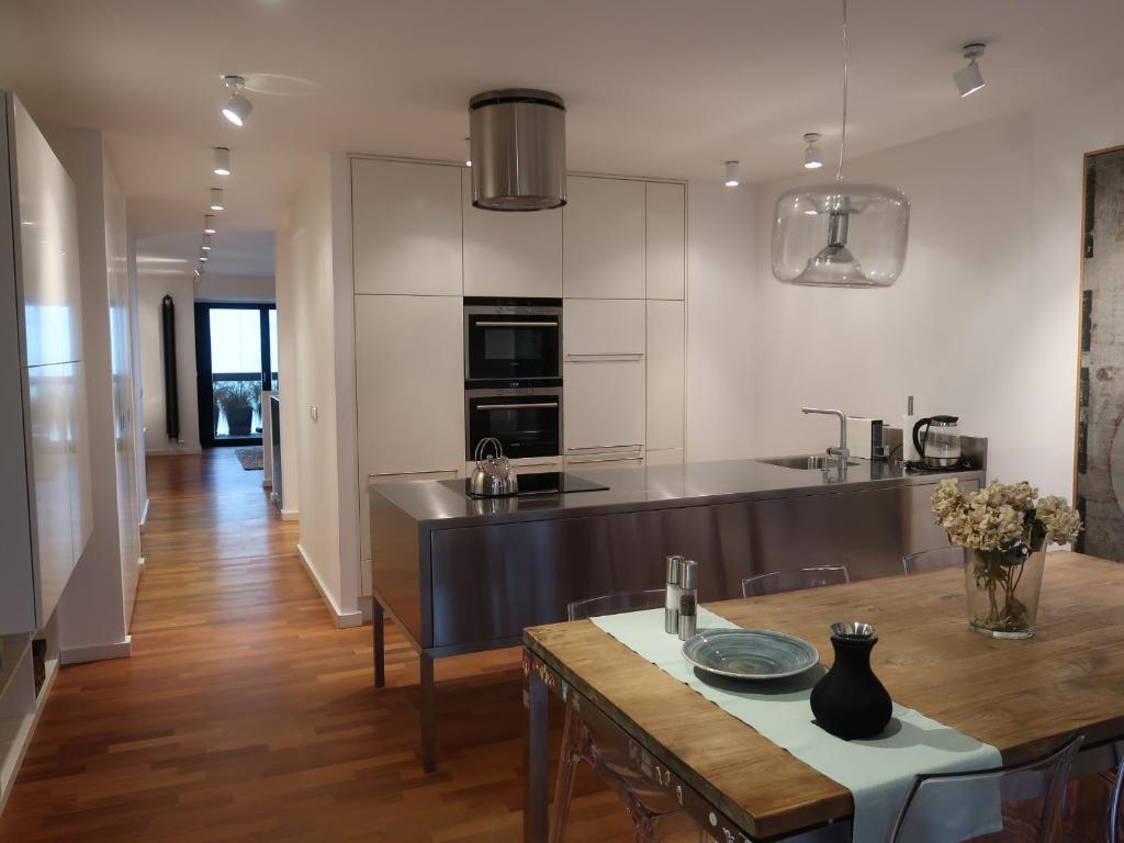 Michal apartment 125m2 city centre في براغ: مطبخ مع طاولة وجهاز حديد قابل للصدأ