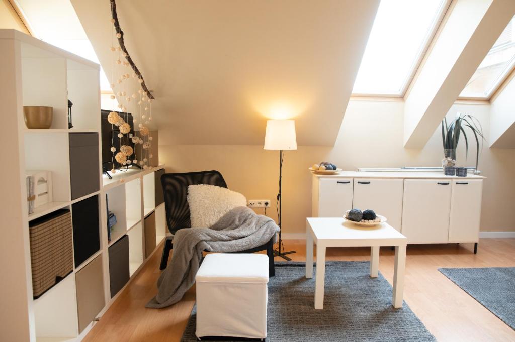 een woonkamer met een tafel en een stoel bij Studio 953 - Your Peace of Mind, AC & parking in Boedapest