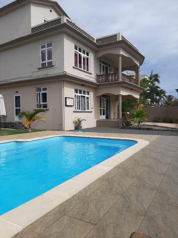 a house with a swimming pool in front of a house at Villa Jehan Tourist Residence in Souillac