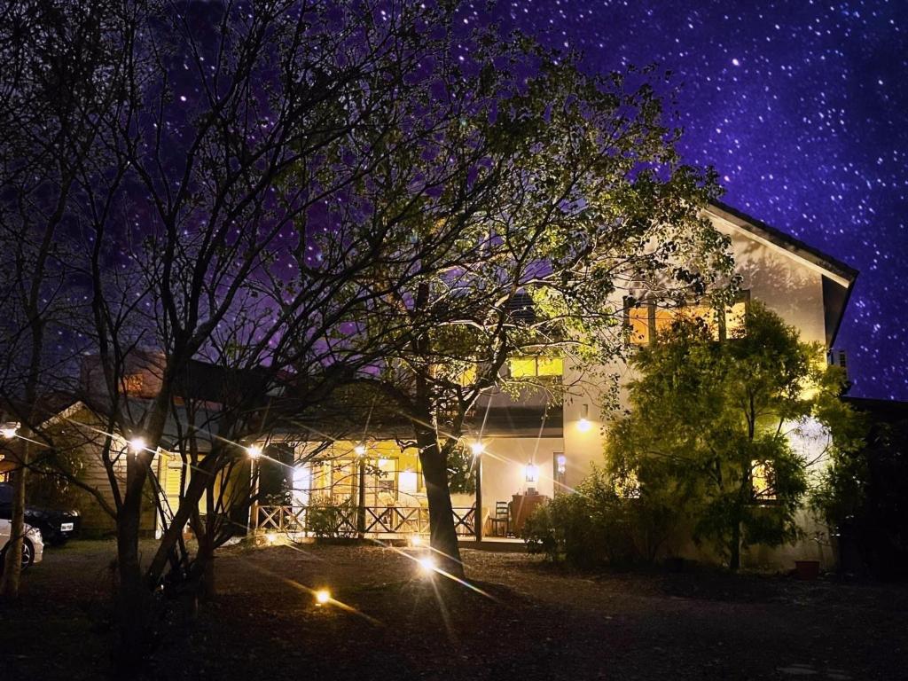 a house at night with stars in the sky at Star Wish B&amp;B in Dongshan