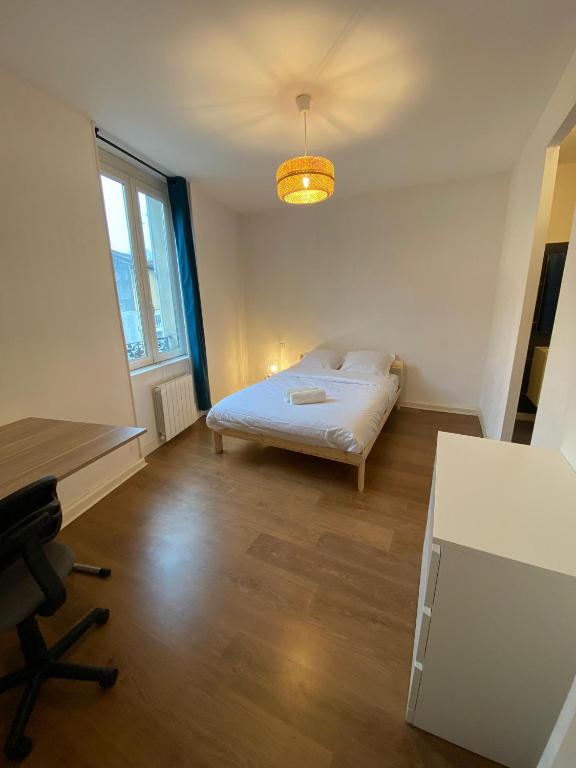 a bedroom with a bed and a desk and a chair at LE PERCHOIR-POITIERS-LaConciergerie in Poitiers