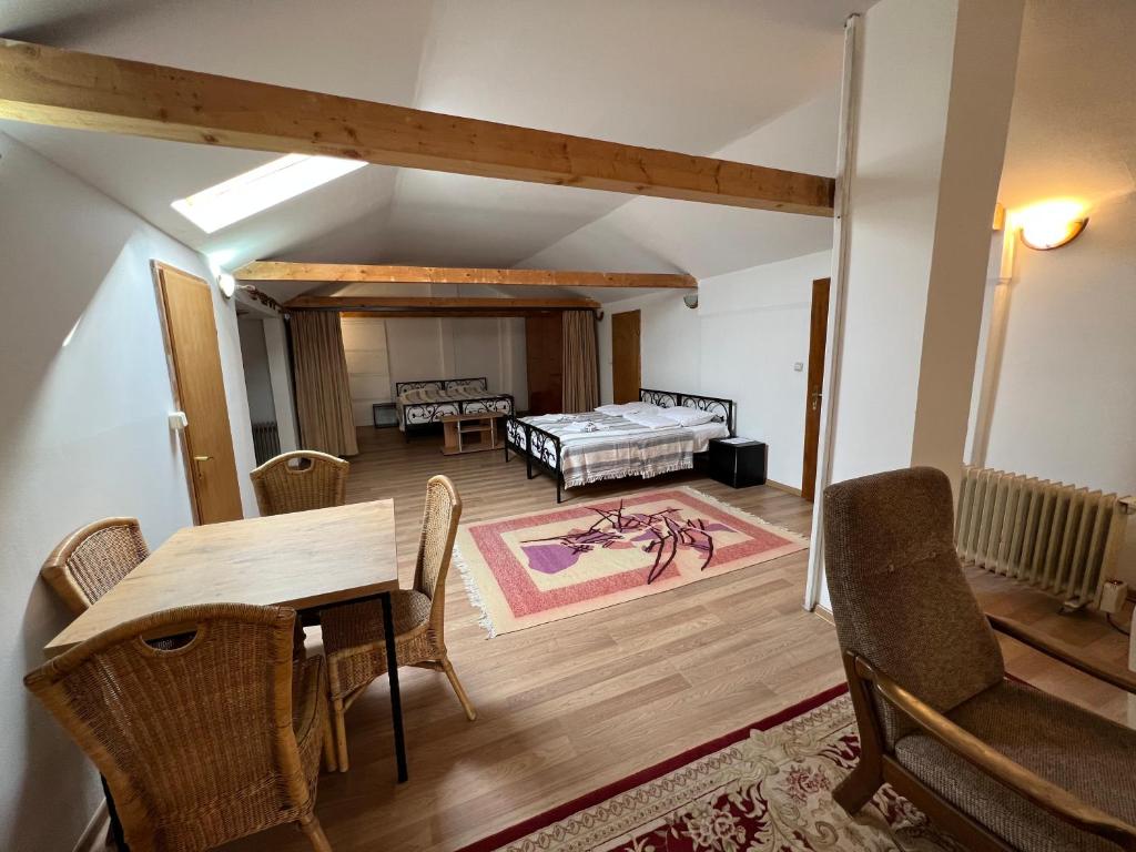 Old Town Apartments - Deluxe King Studio