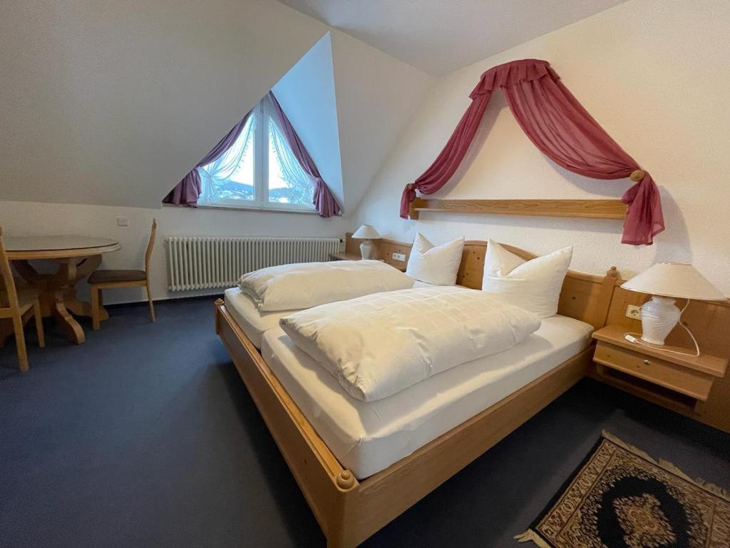 um quarto com uma cama grande e uma janela grande em Sunside Ferien Wellness Oase Hotel Apartment's Schwarzwald am Schluchsee em Schluchsee