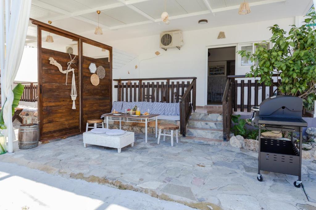 Patio nebo venkovní prostory v ubytování Christos studios and family apartments