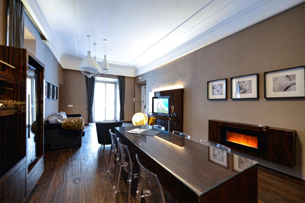 un soggiorno con bar e camino di The Babuino - Luxury serviced apartment a Roma