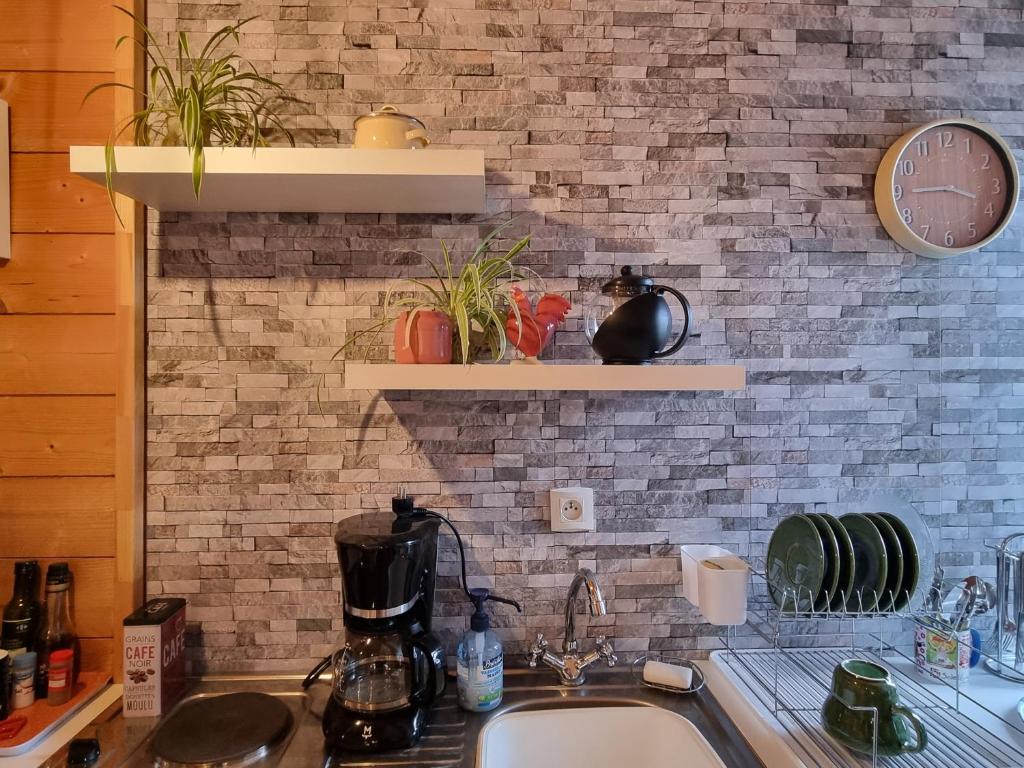 Kuchyň nebo kuchyňský kout v ubytování Chambres d'hôtes Le Gentil Home
