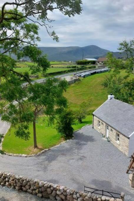 una vista aérea de una casa con un tren en la carretera en Wildthorn Cottage, en Moyad