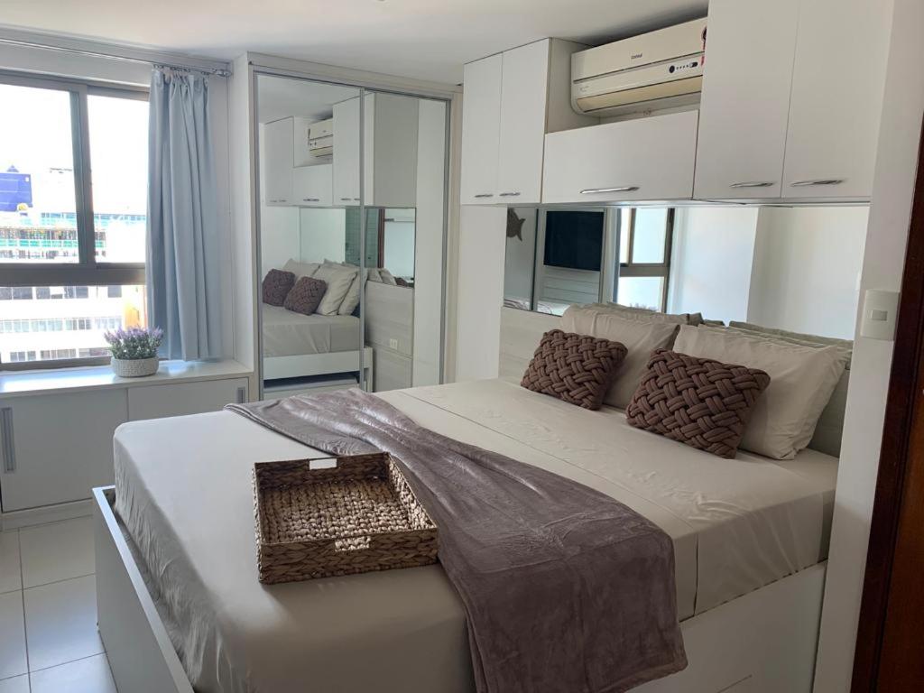 - une chambre avec un grand lit dans l'établissement Tambaú Beach Paradise, à João Pessoa