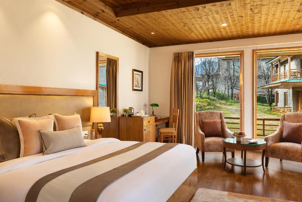 Postel nebo postele na pokoji v ubytování Baragarh Resort & Spa, Manali- IHCL SeleQtions
