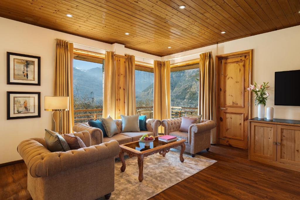TV a/nebo společenská místnost v ubytování Baragarh Resort & Spa, Manali- IHCL SeleQtions