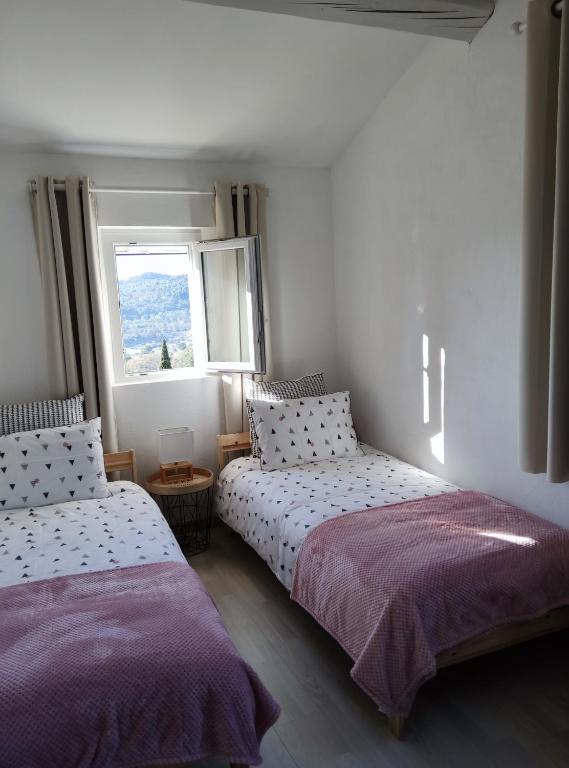 Posteľ alebo postele v izbe v ubytovaní Les Terrasses B&B avec piscine privée