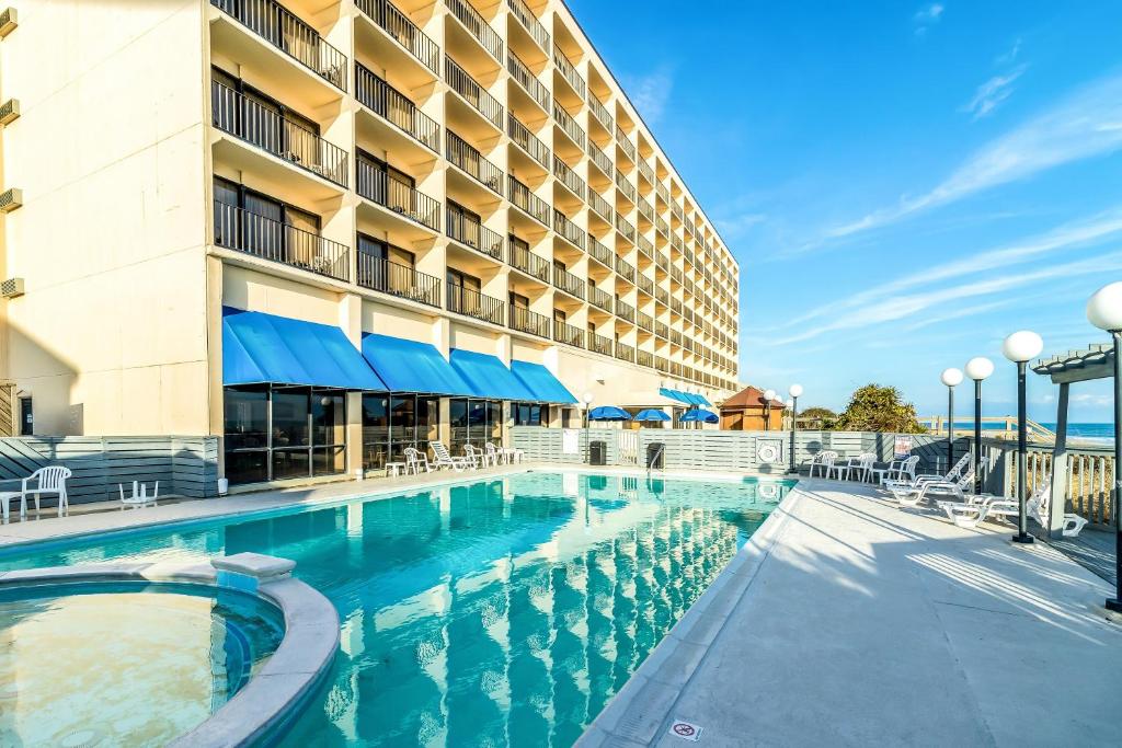 una piscina frente a un hotel en Crystal Coast Oceanfront Hotel, en Pine Knoll Shores