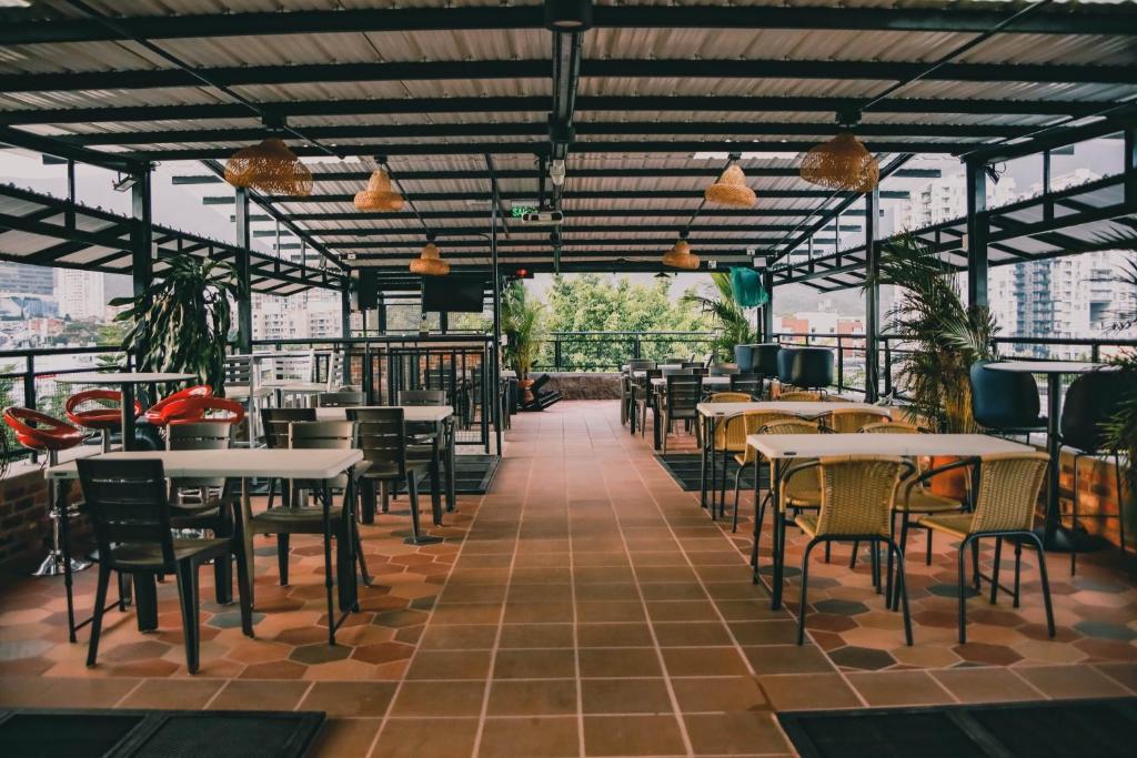 un restaurante con mesas y sillas en la azotea en Bunde Haus Hotel EXPRESS BOUTIQUE, en Ibagué