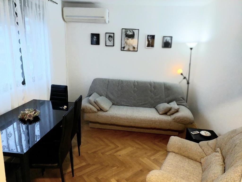 ein Wohnzimmer mit einem Sofa und einem Tisch in der Unterkunft Apartment Bitola in Bitola