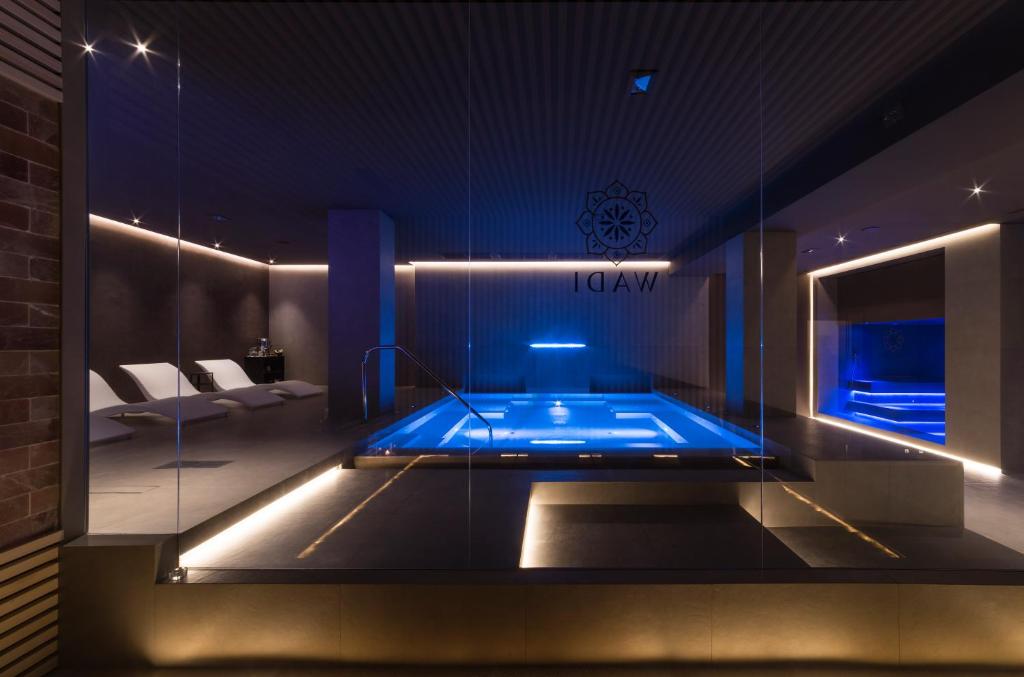 uma casa de banho com banheira de hidromassagem num quarto em Hotel d'Aragona em Conversano