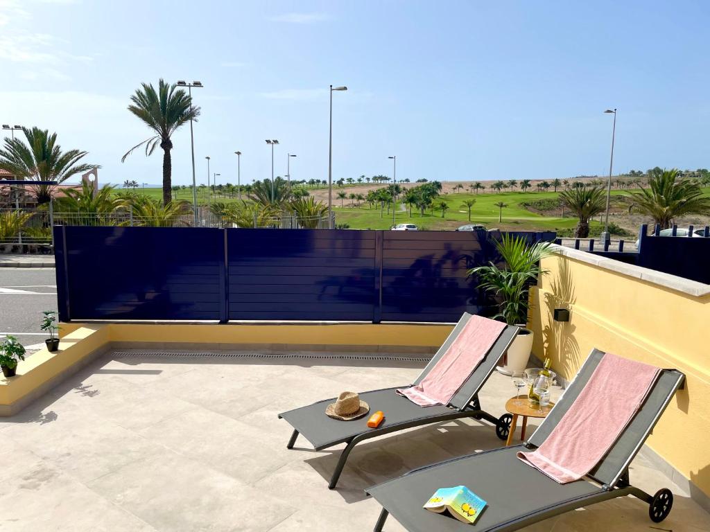 2 stoelen op een patio met uitzicht op de woestijn bij Bahia Meloneras Vista Golf in Meloneras