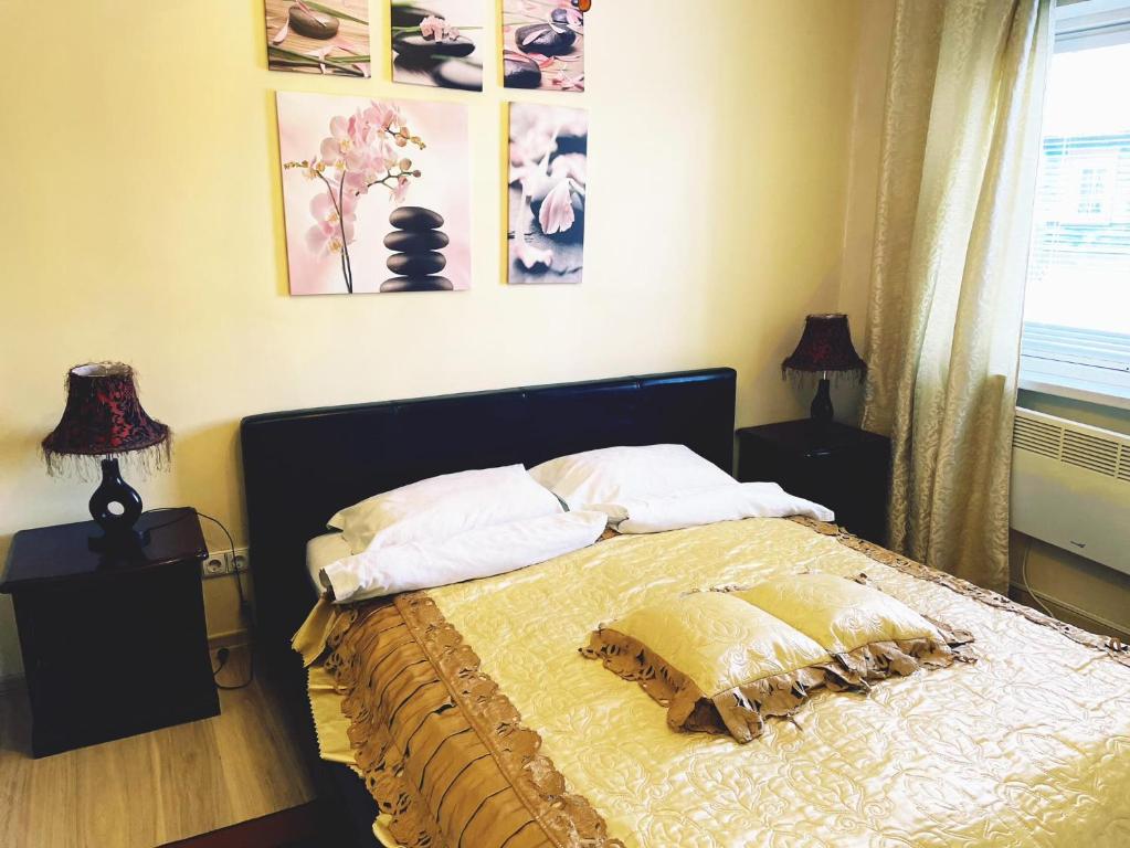 ein Schlafzimmer mit einem Bett mit zwei Lampen und einem Fenster in der Unterkunft 3min walk to Vilnius business center in Vilnius
