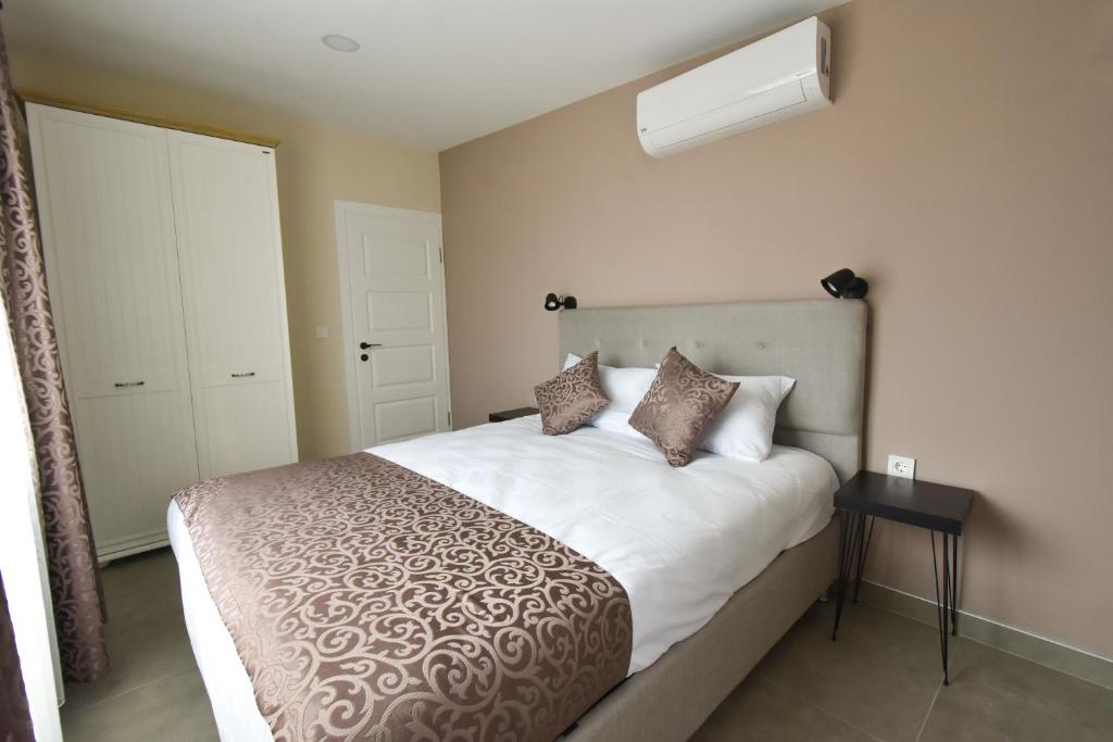 A bed or beds in a room at Beyaz Melek Apart Hotel