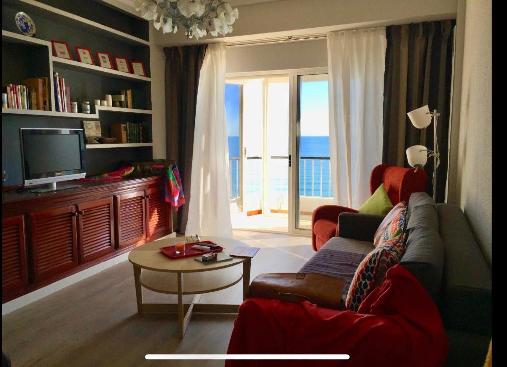 Televízia a/alebo spoločenská miestnosť v ubytovaní Apartment with Terrace and Sea View