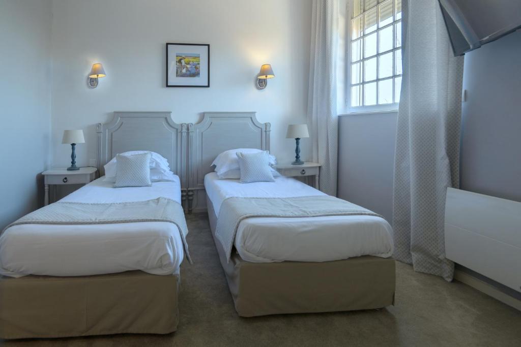 Postel nebo postele na pokoji v ubytování Demeures et Châteaux Hôtel L'Hermitage