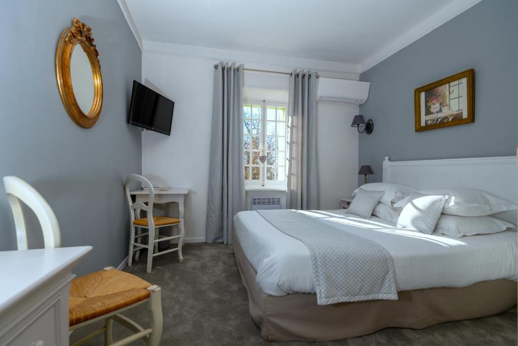 Postel nebo postele na pokoji v ubytování Demeures et Châteaux Hôtel L'Hermitage