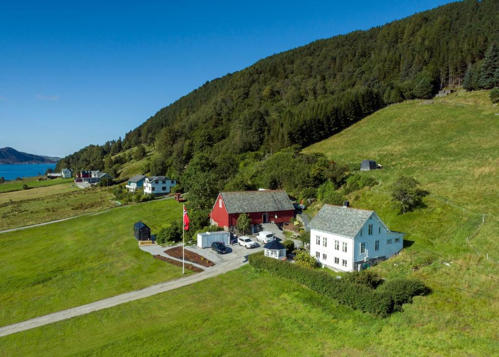 una vista aérea de una casa en una colina en Kråen Gard en Larsnes