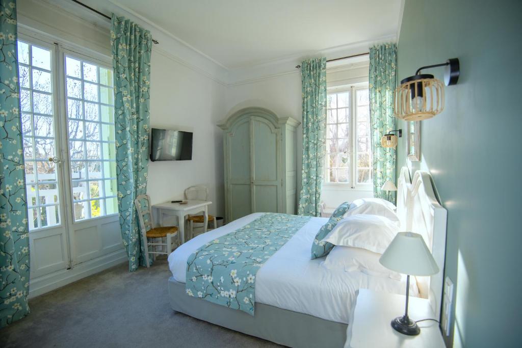 Postel nebo postele na pokoji v ubytování Demeures et Châteaux Hôtel L'Hermitage