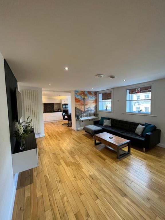 uma sala de estar com um sofá e uma mesa em NE1 Luxury City Centre Apartment em Newcastle upon Tyne